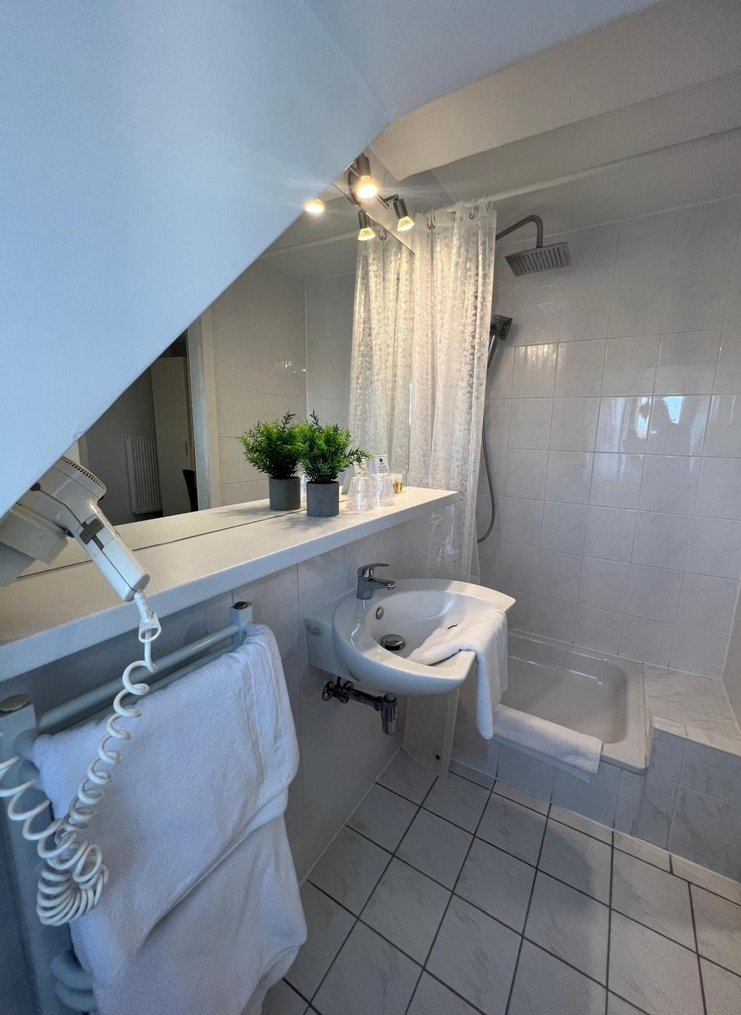 Hotel Pelikan Китцинген Екстериор снимка