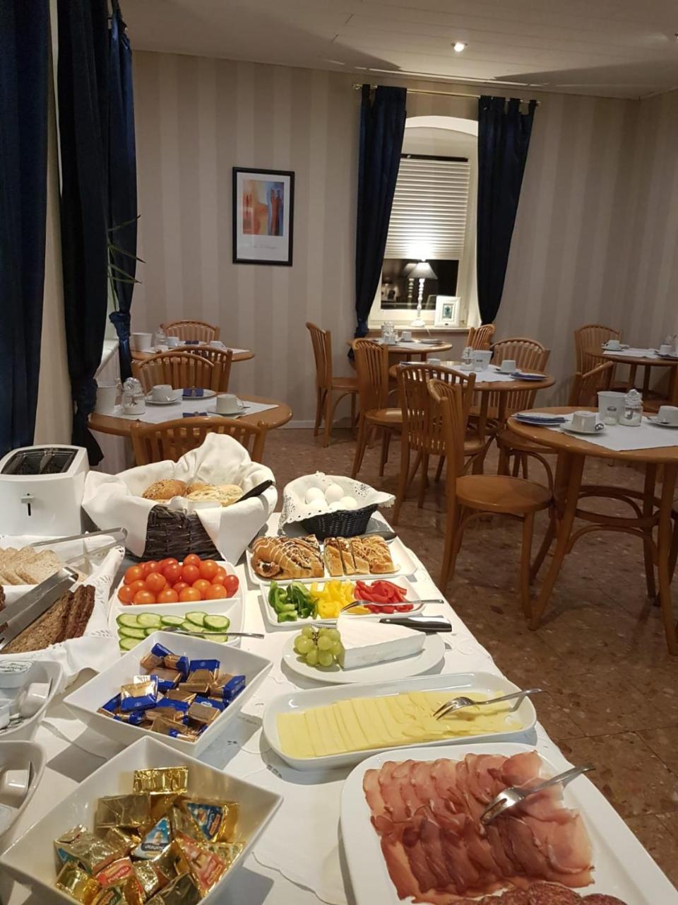 Hotel Pelikan Китцинген Екстериор снимка
